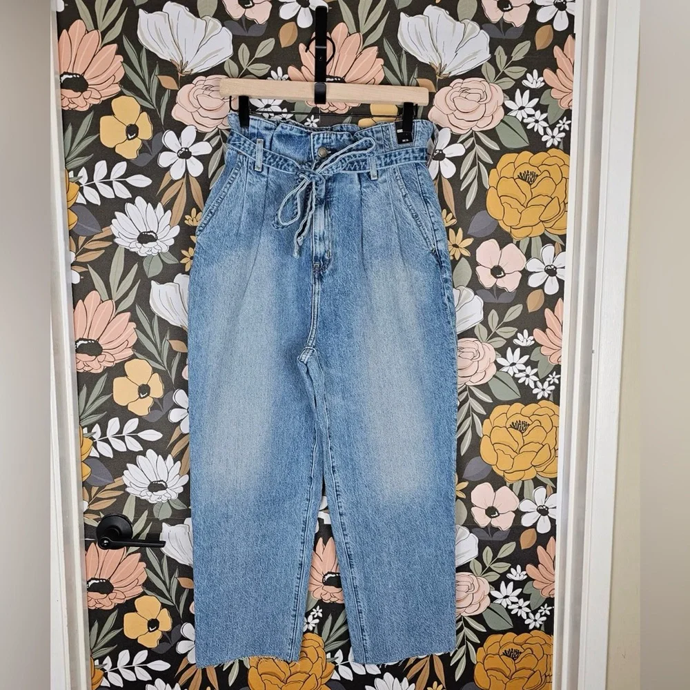 A&F Ultra High Rise Paper-bag Waist Mom Jean Women Size 29 (Short) 80s 90s Style - Picture 2 of 9